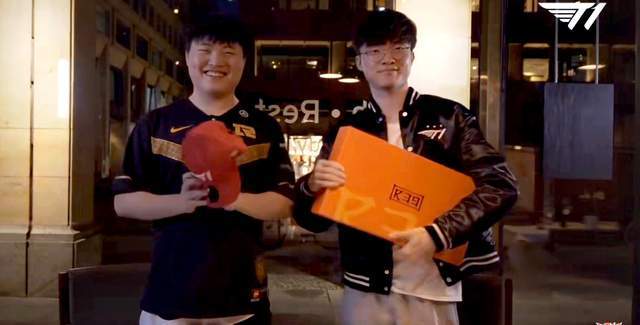 包含Faker重返赛场，比赛规则变更首场状态出色，C9观众沸腾！再创辉煌时刻的词条