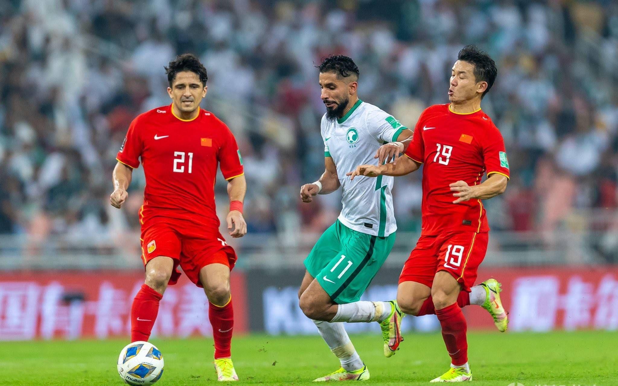 球员在场所斗志昂扬观众在场下