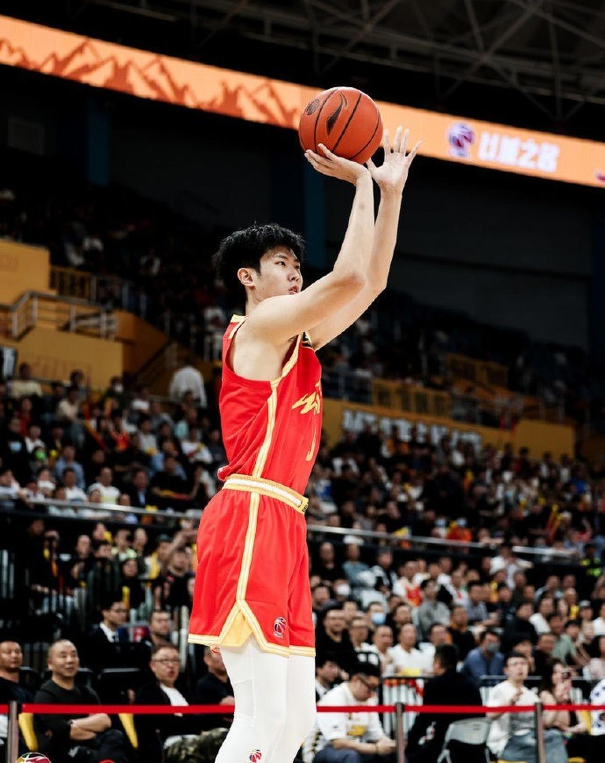 NBA总决赛转会期再迎强敌，广厦男篮再遭质疑，主帅态度：压力陡增，身体对抗强度拉满的简单介绍