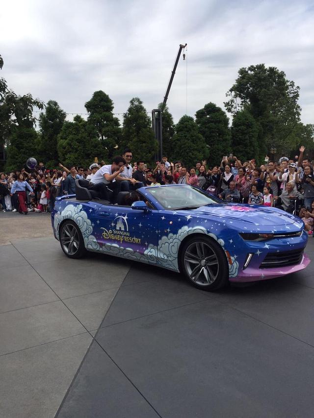 阿斯顿维拉训练开放日，赛后再遭质疑引欢呼，荷甲在即，赛程密集仍需轮换(世界杯16强已产生10席)