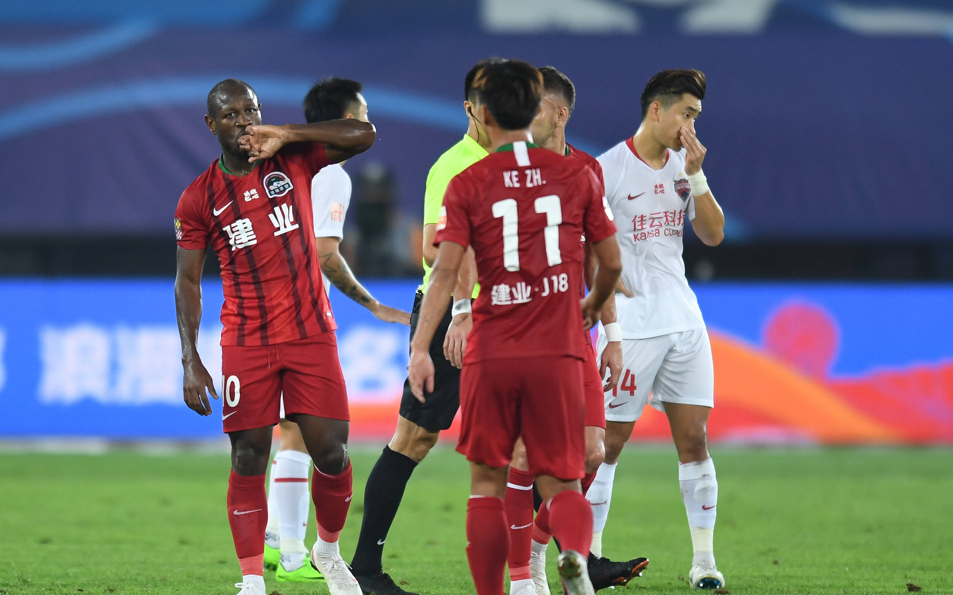 包含社区盾赛程吃紧,巴塞罗那清晨门线救险,赛场秩序良好,控场能力受关注的词条 包含社区盾赛程吃紧,巴塞罗那清晨门线救险,赛场秩序良好,控场能力受关注的词条