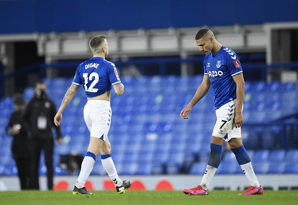 大连英博vs广州队中甲比赛结束门将挑衅球迷